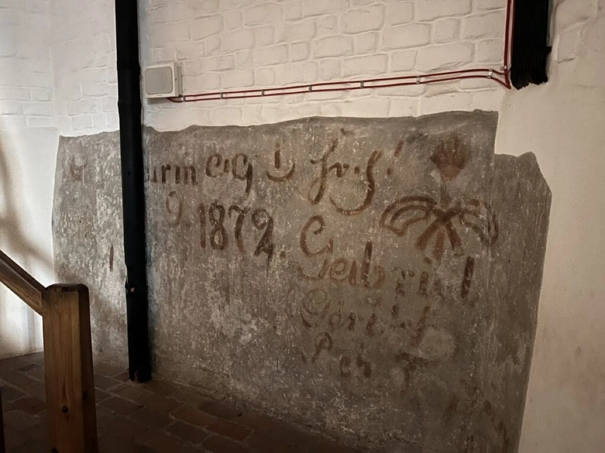 Podczas renowacji Wieży Piastowskiej udało się wyeksponować ryty i znaki. Pochodzą one z okresu średniowiecza.