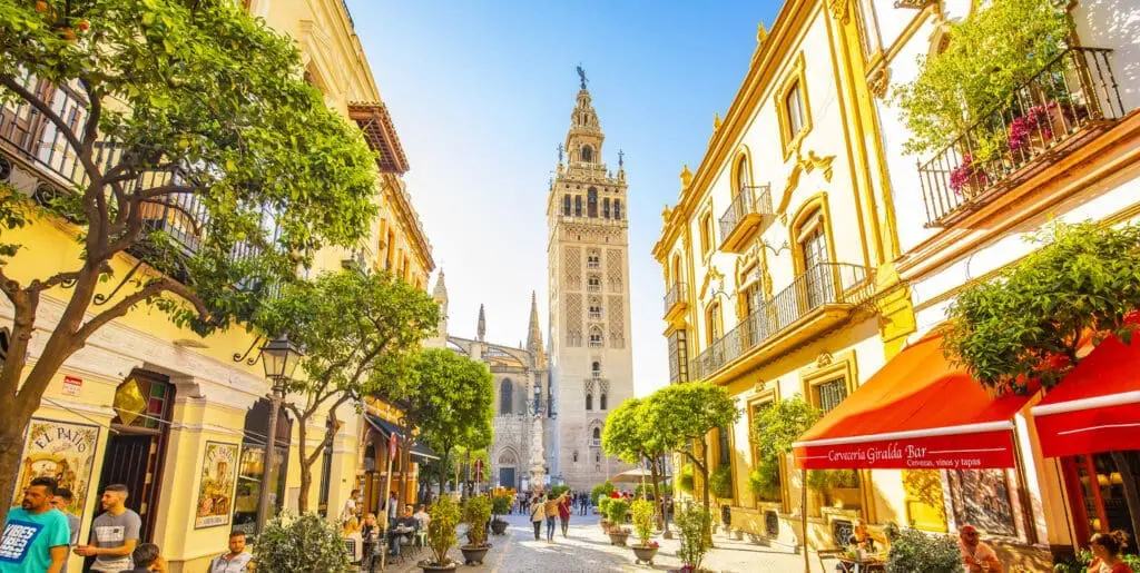 Katedra w Sewilli i wieża Giralda /Fot.arcady_31/iStock